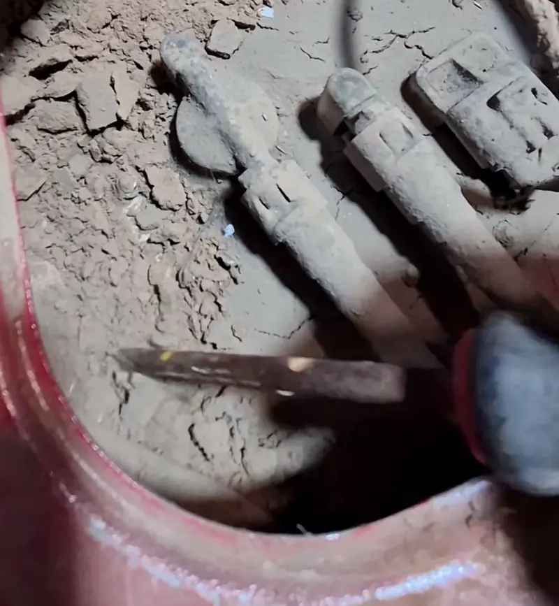 Antes: poço da bomba de combustível coberto de terra e poeira de anos