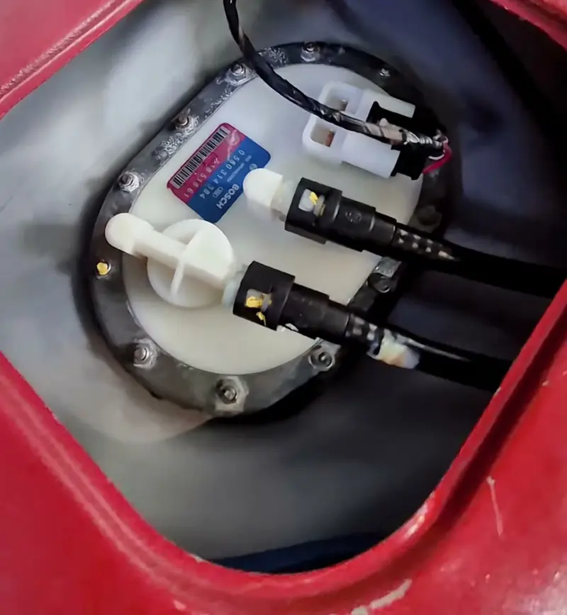 Depois: o mesmo poço limpo, com a bomba e os cabos tratados