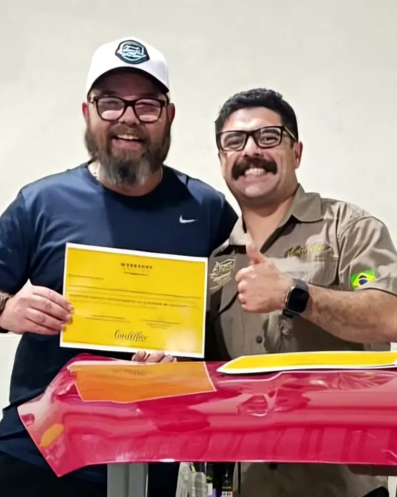 Eurípides, da CarPrimeStudio, segurando o certificado de um workshop de detalhamento