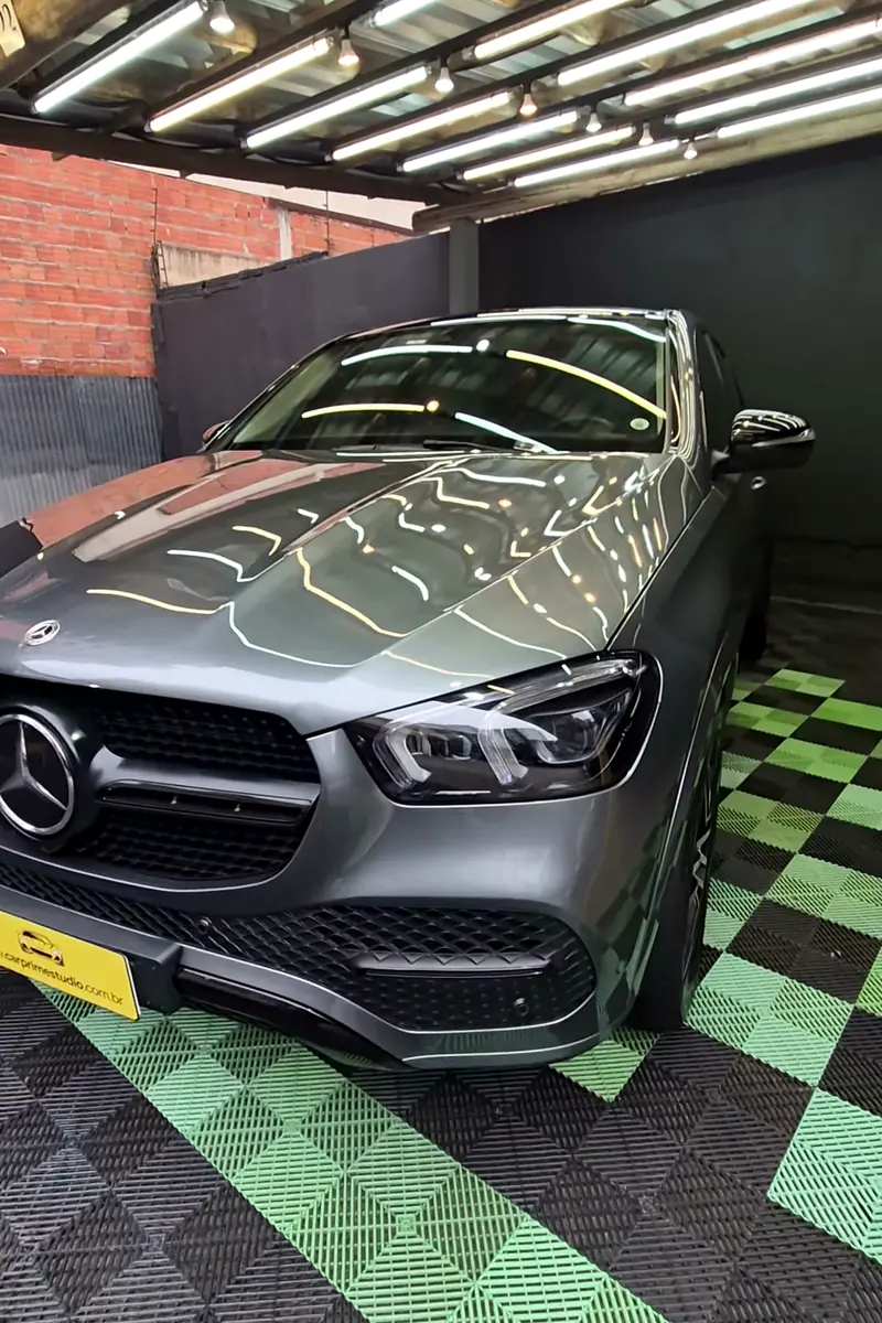 Mercedes GLE cinza no piso xadrez verde e preto