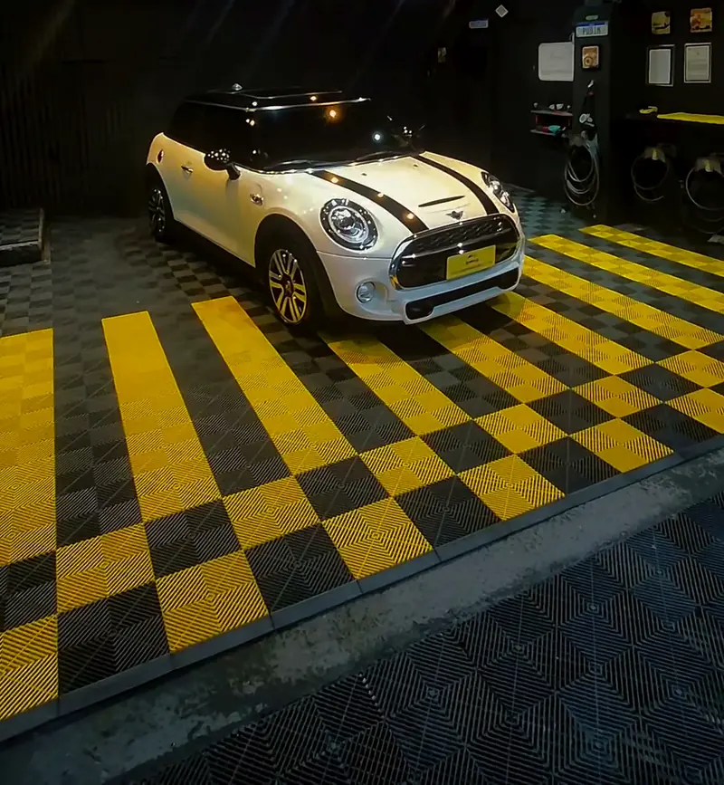 Mini Cooper branco no tablado amarelo e preto do estúdio