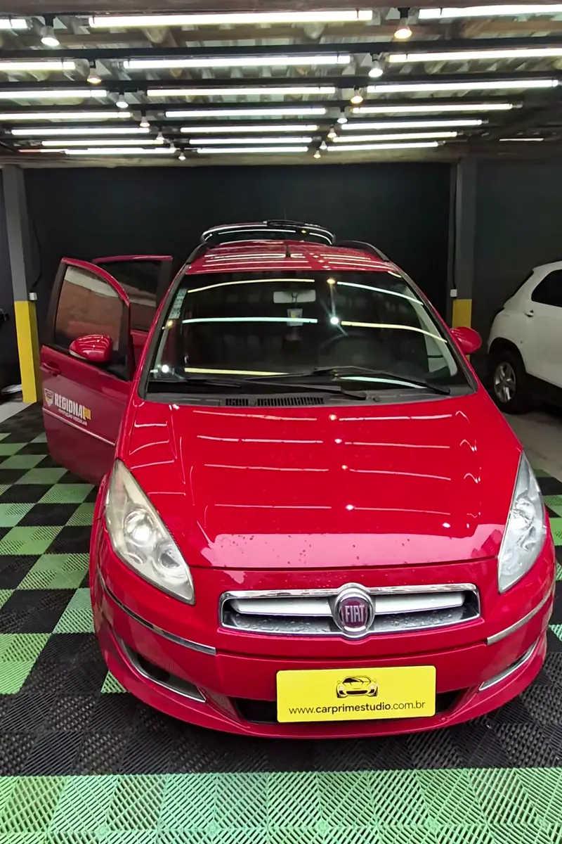 Fiat Idea vermelho no tablado depois da higienização