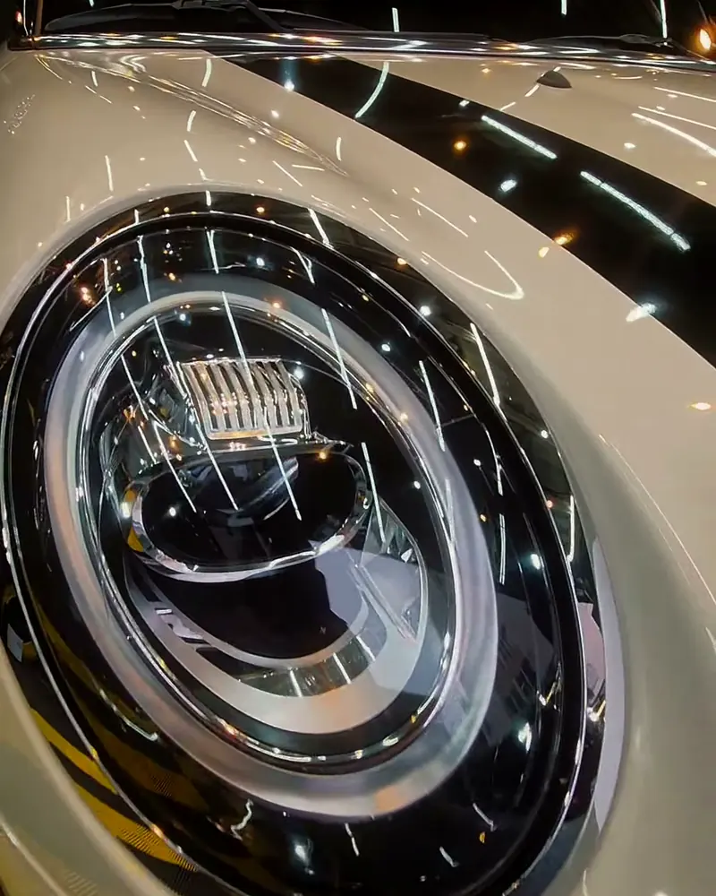 Farol do Mini Cooper limpo e brilhante