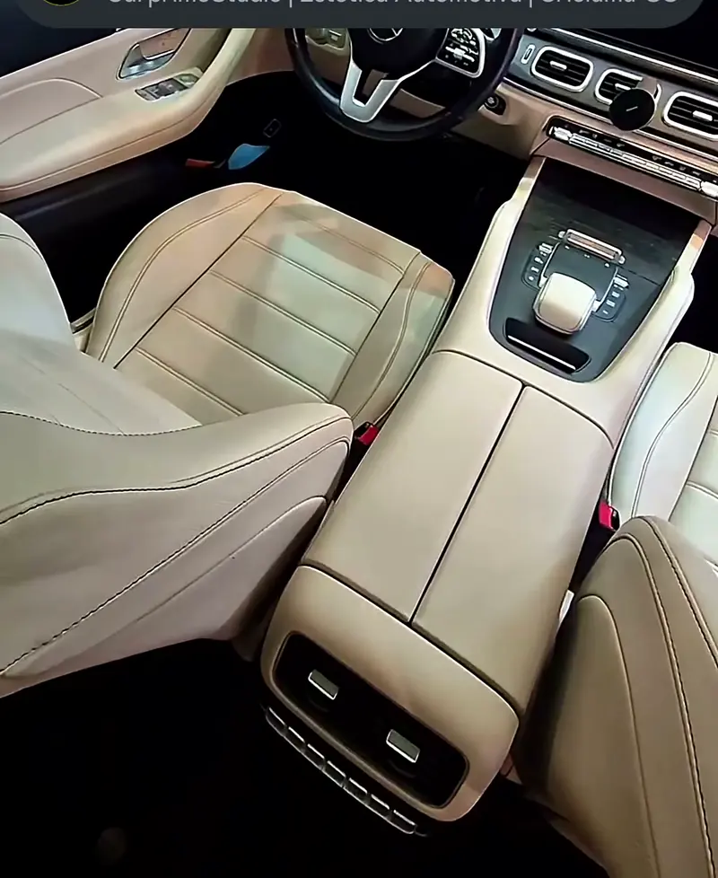 Interior de couro claro do Mercedes depois da higienização