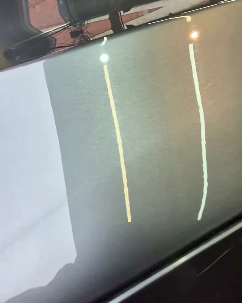 Lâmpadas do estúdio refletidas como espelho na pintura cinza do Mercedes