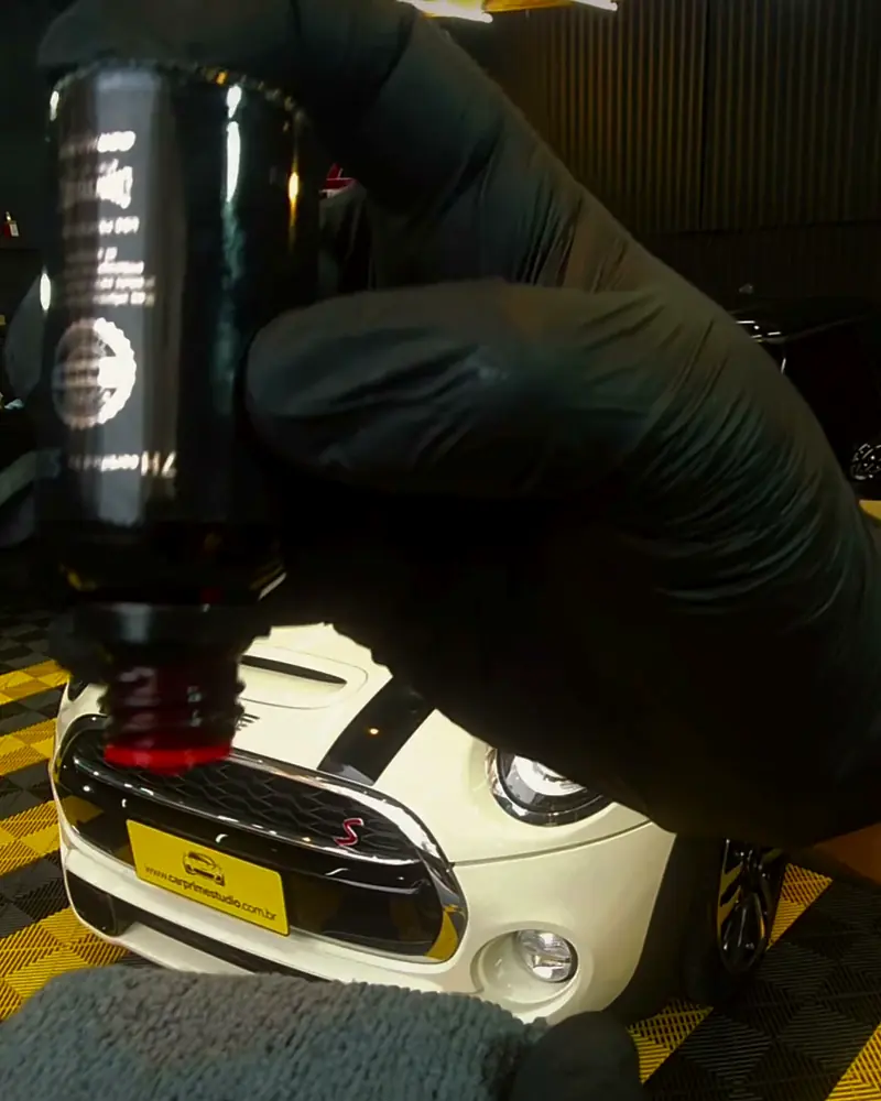 Frasco de vitrificação Dimension na mão do profissional, com o Mini ao fundo